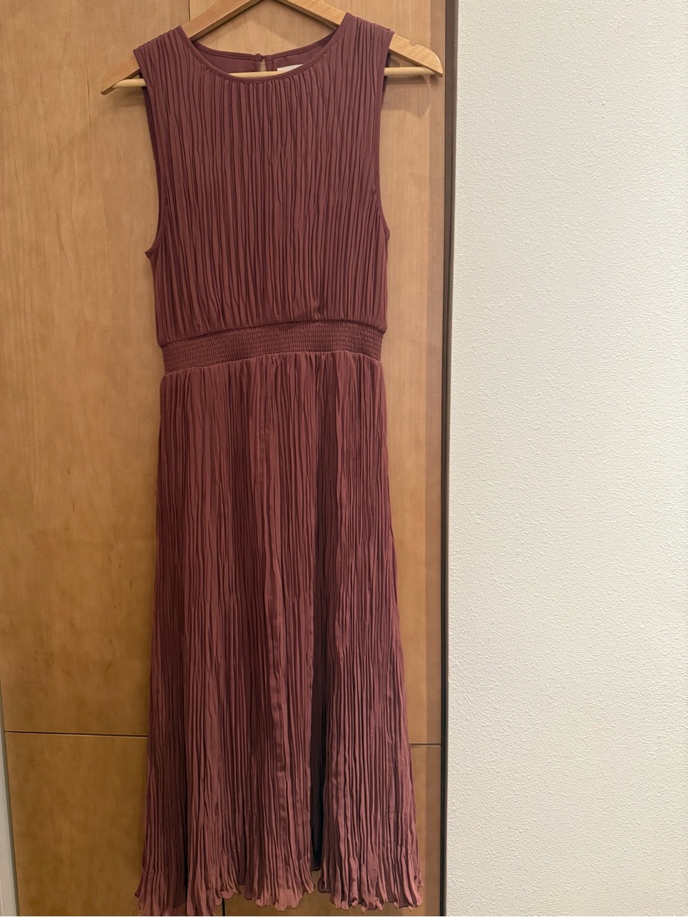 Aritzia Sleeveless Pleated Midi Dress in Mauve - Picture 5 of 11